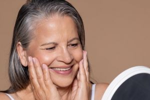 Tak perlu krim antiaging, ini cara cegah garis halus muncul lebih cepat pakai 1 jenis buah