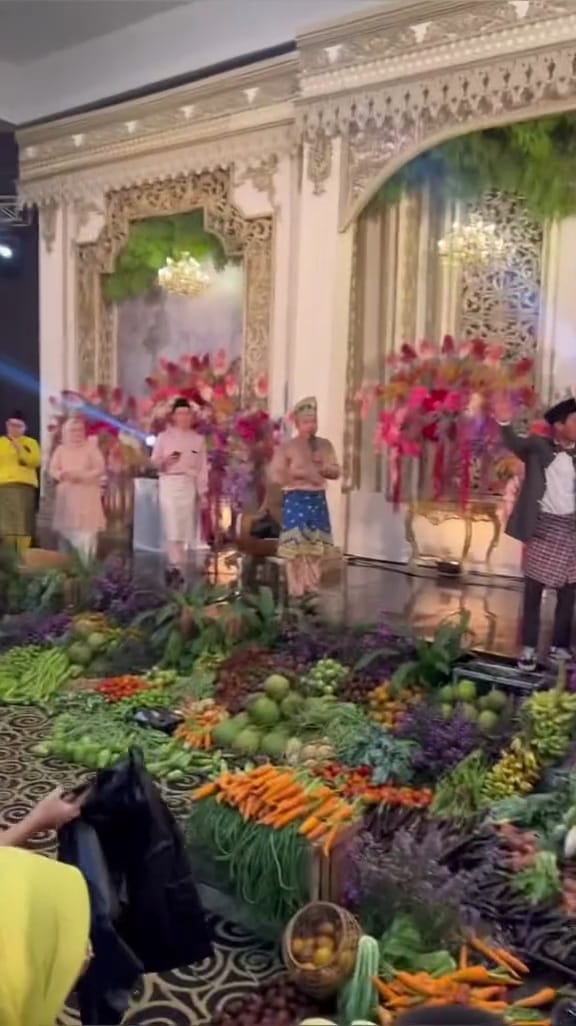 Dekorasi pernikahan pengantin kelewat unik sampai jadi rebutan tamu undangan, ternyata ini sebabnya