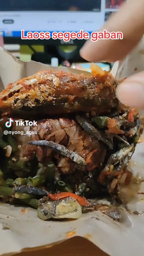 Waspada pas beli nasi bungkus, pria dapat lauk porsi besar ini bukannya untung endingnya malah buntung