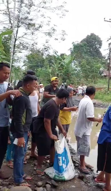 Momen kocak warga Bengkulu Utara mancing di jalanan berlubang ini tuai sorotan, aksinya nyindir abis