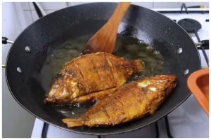 Bukan jahe atau terigu, ini trik goreng ikan agar minyak tak meletup pakai 1 bahan dapur