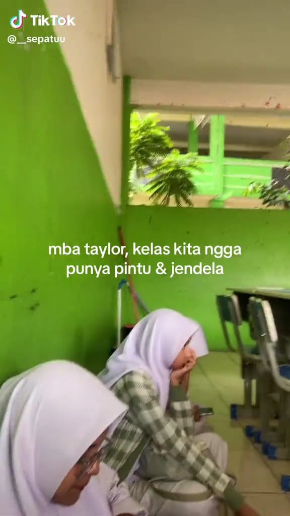 Penampakan kocak kelas tanpa jendela dan pintu ini nyeleneh pol, salah desain atau disengaja?