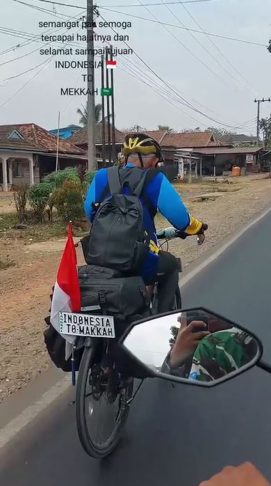 Kakek ini nekat pergi sendirian ke Makkah naik sepeda, kisah di baliknya bikin terenyuh