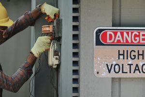 Rumus beda potensial listrik beserta pengertian, ciri, dan contoh soal