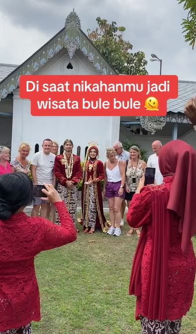 Dikira spot foto, momen bule nyasar di pernikahan adat Jawa ini bikin nggak habis pikir