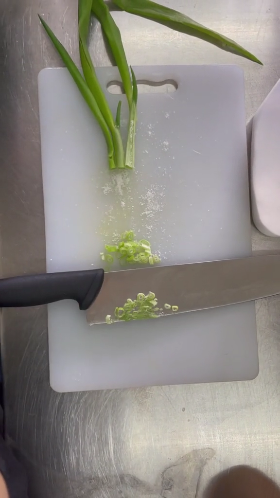 Nggak cukup dicuci, ini trik mengiris daun bawang agar tak berlendir cuma pakai 1 bumbu dapur