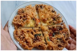 Tak perlu pakai tepung, ini cara goreng telur dadar lebar, krispi, dan berserabut ala warteg