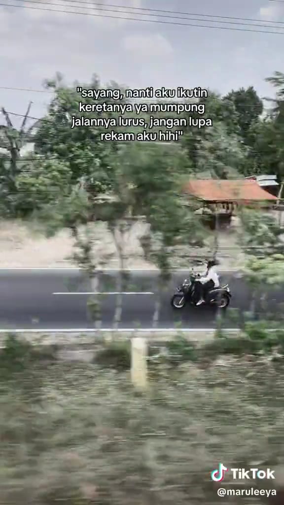 Cewek kalau udah sayang nggak main-main, rela kejar kereta yang ditumpangi pacar sebelum LDR-an