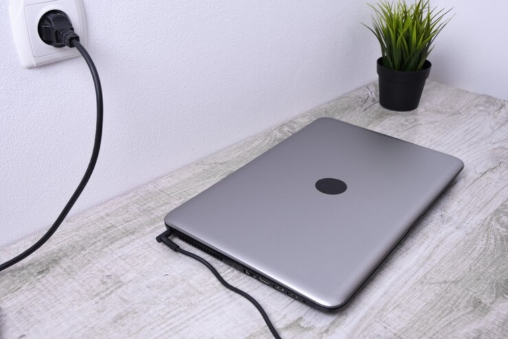 8 Cara mengatasi masalah laptop tidak bisa mengisi dayasaat dicolok ke sumber listrik