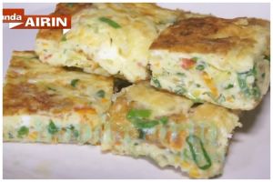 Tanpa ditambah tempe atau sayur kol, ini cara goreng telur dadar tebal dan lembut pakai 1 bahan dapur