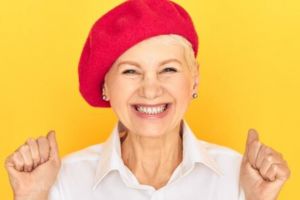 Awet muda di usia 60 tahun, begini trik pudarkan kerutan dan cegah kulit kendur pakai 3 bahan alami