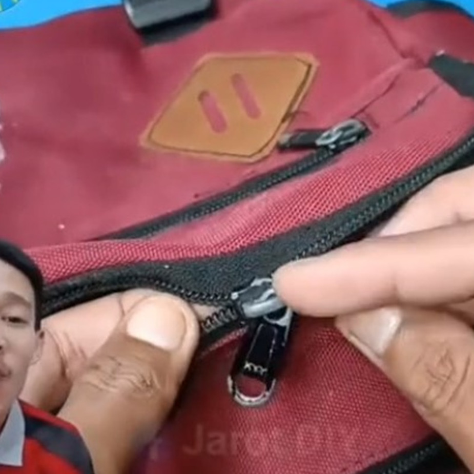 Nggak perlu ganti tas baru, cara memperbaiki resleting rusak cuma pakai 1 barang plastik ini gampang