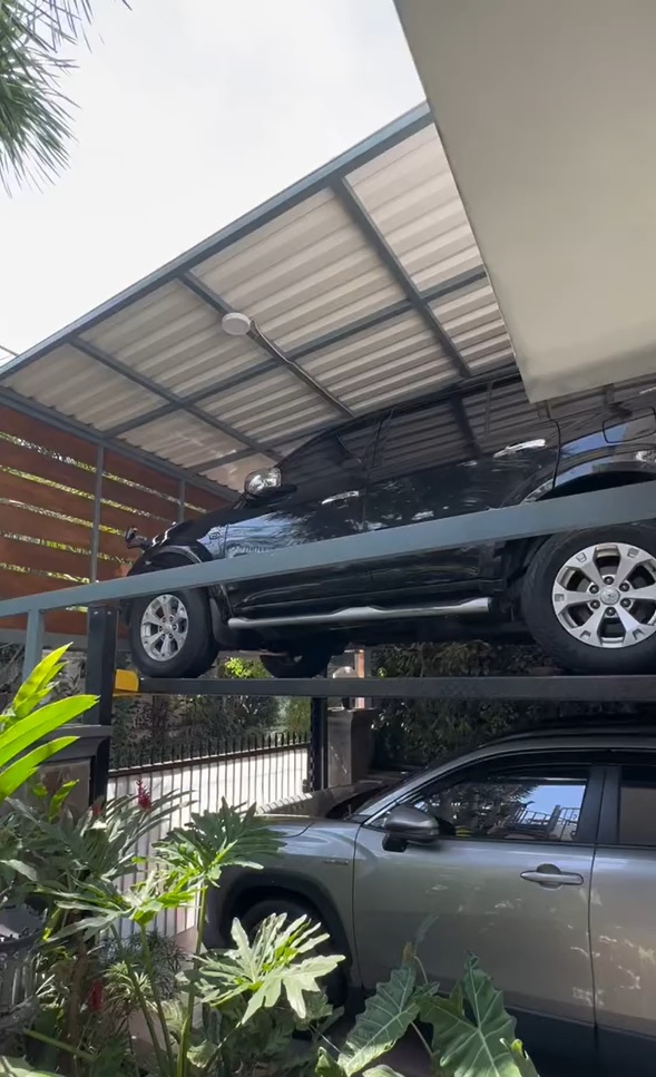 Cara simpan dua mobil di garasi super sempit idenya cerdas pol, dijamin antiribut dengan tetangga