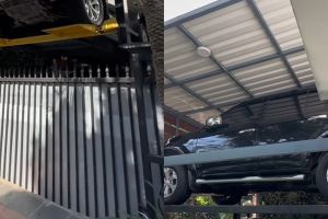 Cara simpan dua mobil di garasi super sempit idenya cerdas pol, dijamin antiribut dengan tetangga