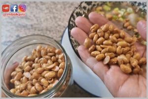 Tanpa direbus dulu, ini trik menggoreng kacang kedelai agar mengembang dan renyah tahan lama