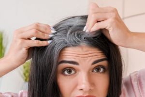 Tak cuma minyak kelapa, ini trik atasi tumbuhnya uban prematur dengan tambahan 1 jenis bubuk buah