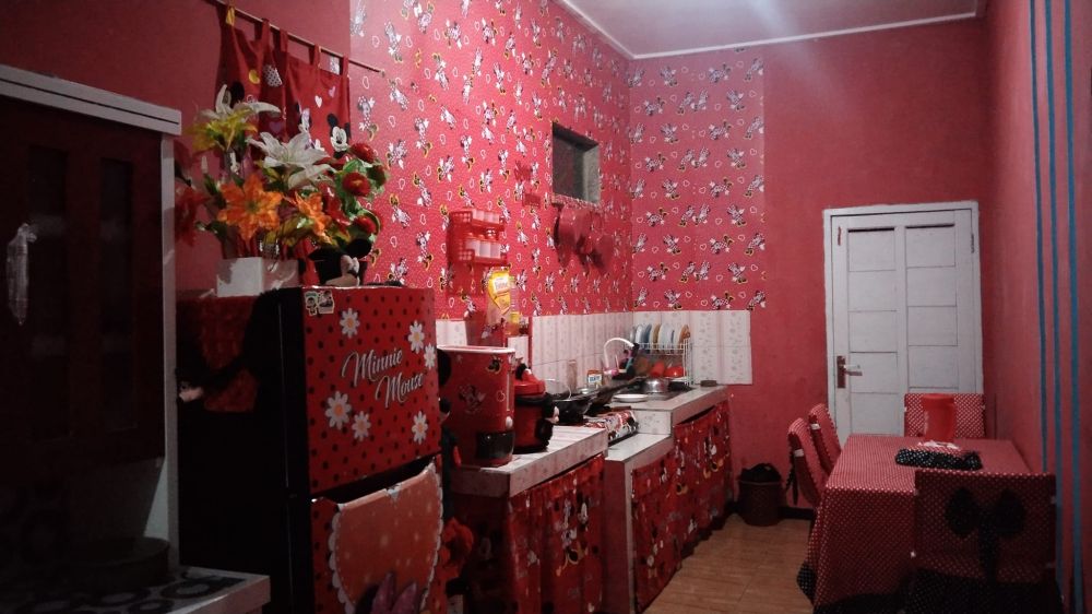 Potret dapur sederhana serba merah ini tampak nyaman dan bikin betah, bukti keren tak harus mewah