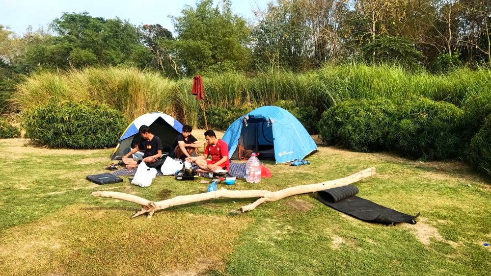 Camping di Potrobyan River Camp, menikmati sunrise di tepi Sungai Opak