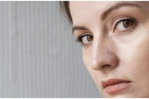 Tampak muda di usia 60-an, ini cara haluskan wajah penuh kerutan pakai krim antiaging dari 1 daun