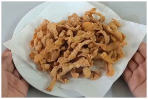 Tak perlu pakai telur, ini trik goreng kulit ayam agar krispi tahan lama dengan 2 bahan dapur