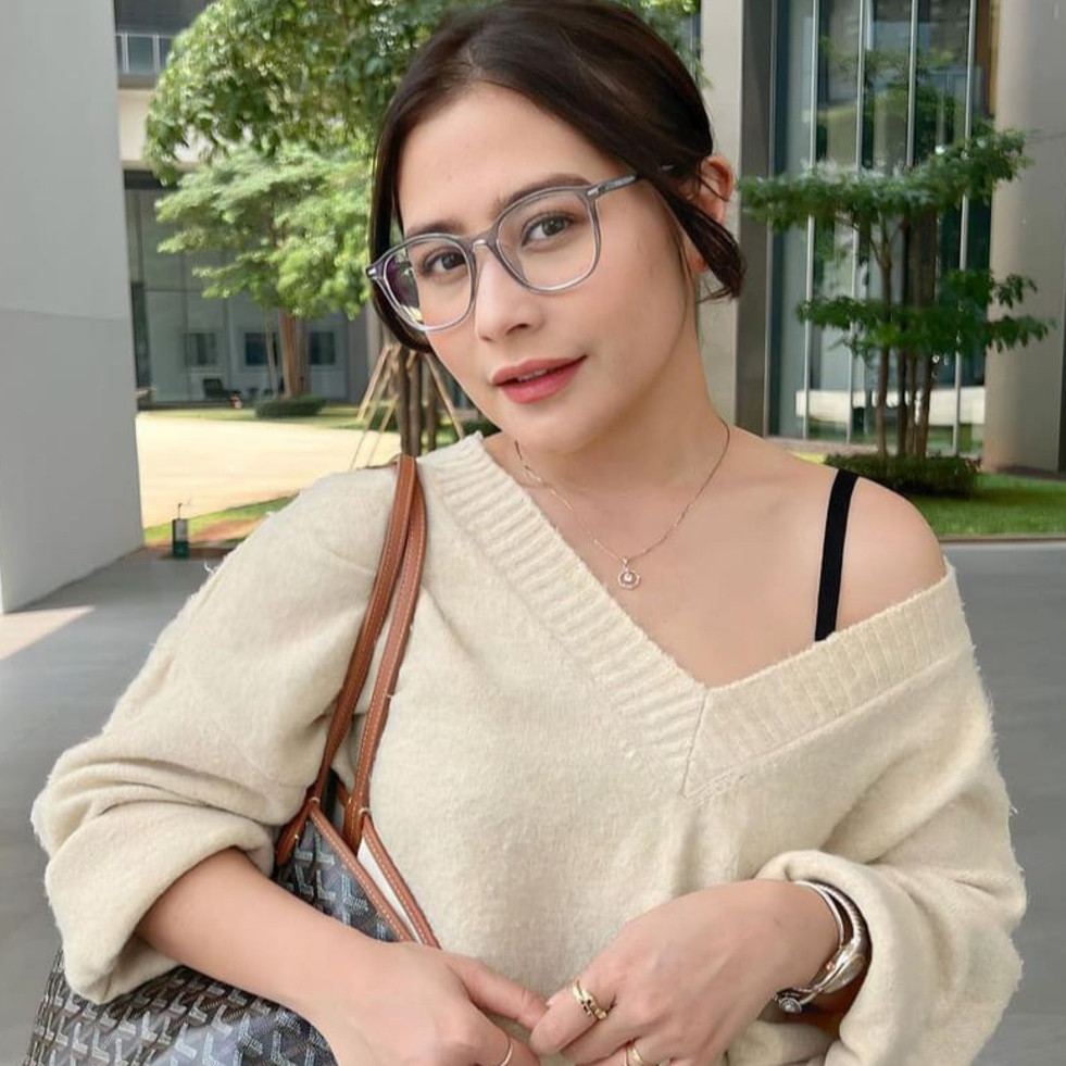 Glowing natural tanpa makeup tebal, intip skincare routine si multitalenta Prilly Latuconsina