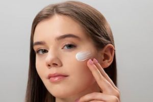 15 Rekomendasi skincare pemutih wajah merek lokal harga di bawah Rp 150 ribu, cerah merata tanpa kusam