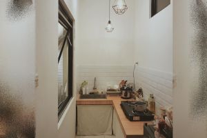 Bukti estetik tak perlu pakai kitchen set, 7 potret dapur segaris penataannya apik bikin betah masak