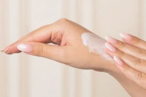 Halus dan bebas belang tanpa scrub kopi, ini cara memutihkan tangan pakai 1 produk pembersih gigi