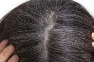 Tanpa semir dan henna, ini cara menghitamkan kembali rambut beruban pakai 2 bahan dapur