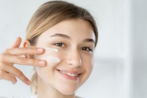 13 Rekomendasi skincare remaja pencerah wajah harga di bawah Rp 100 ribu, antikusam dan putih merata