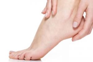 Tanpa tambahan garam, begini cara menghaluskan kembali kaki kapalan pakai 1 jenis buah-buahan