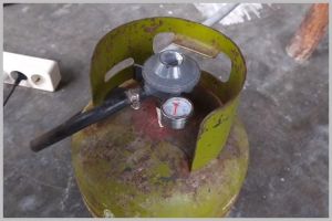 Bukan ditambal karet atau benang jahit, ini trik mengatasi tabung gas bocor pakai 1 jenis sampah