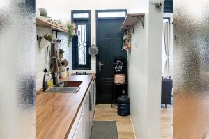 Estetik tak perlu pakai kitchen set, 9 potret dapur segaris mirip gang senggol ini visualnya apik