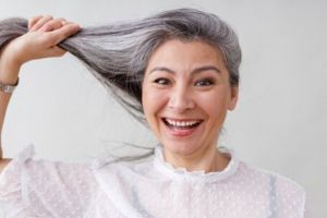 Rambut lebat dan hitam alami, ini trik hentikan tumbuhnya uban dan rontok pakai 1 jenis sampah dapur