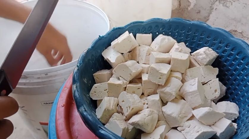 Tanpa baking powder atau maizena, ini trik bikin tahu krispi semakin keriting dan renyah tahan lama