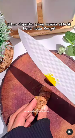 Nggak perlu dicuci, ini cara cepat bersihkan noda kunyit di pisau cuma pakai 1 bahan sambal