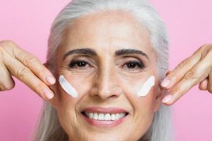 Tanpa tambahan air mawar, begini cara kencangkan wajah kendur pakai masker dari 1 sumber protein