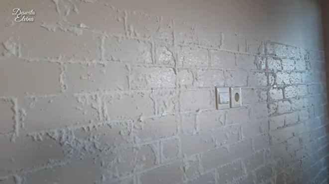 Bukan pakai aseton, ini cara bersihkan dinding bekas wallpaper foam tanpa tersisa pakai 1 jenis cairan