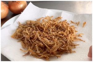 Tanpa direndam air panas atau cucian beras, ini trik goreng ikan teri agar makin renyah dan antialot