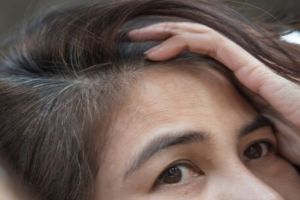 Tak perlu semir dan jintan, ini trik hentikan tumbuhnya uban prematur pakai 1 jenis bumbu dapur