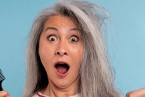 Rambut kembali hitam merata tanpa kemiri, ini trik cegah tumbuhnya uban pakai 1 jenis daun penyedap