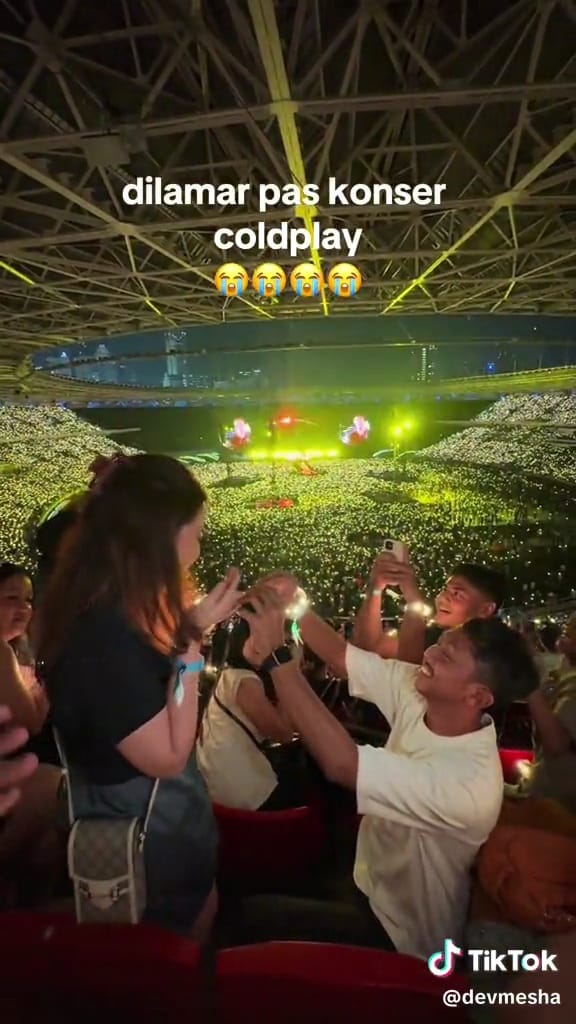 Pria ini lamar pacarnya usai 7 tahun pacaran saat Coldplay nyanyikan lagu Yellow di GBK, romantis pol 