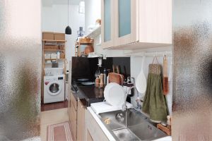 9 Potret dapur segaris bergaya skandinavian ini mewah dan elegan, meski sempit bikin betah masak