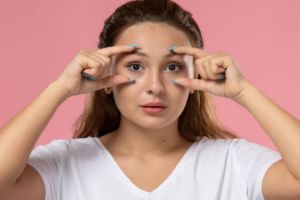 Lebih hemat tanpa beli eye cream, ini trik samarkan kantung mata menghitam pakai 1 jenis buah-buahan