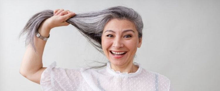 Tanpa pewarna dan urang-aring, begini cara hitamkan rambut penuh uban hanya pakai 1 jenis daun