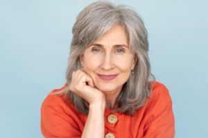 Trik memudarkan uban pakai masker dari 1 jenis bumbu dapur, bikin rambut auto hitam berkilau