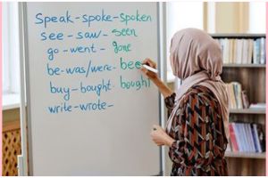 40 Contoh kata verbal dalam bahasa Inggris, pahami pengertian dan penggunaannya dalam kalimat