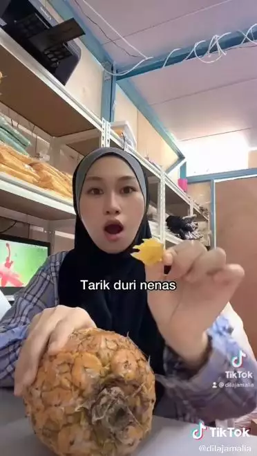 Cara jitu mengupas nanas tanpa pisau, lebih cepat dan mudah ditiru
