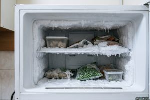 Bukan pakai kipas angin atau air hangat, bunga es freezer menumpuk bisa dibersihkan pakai bumbu dapur