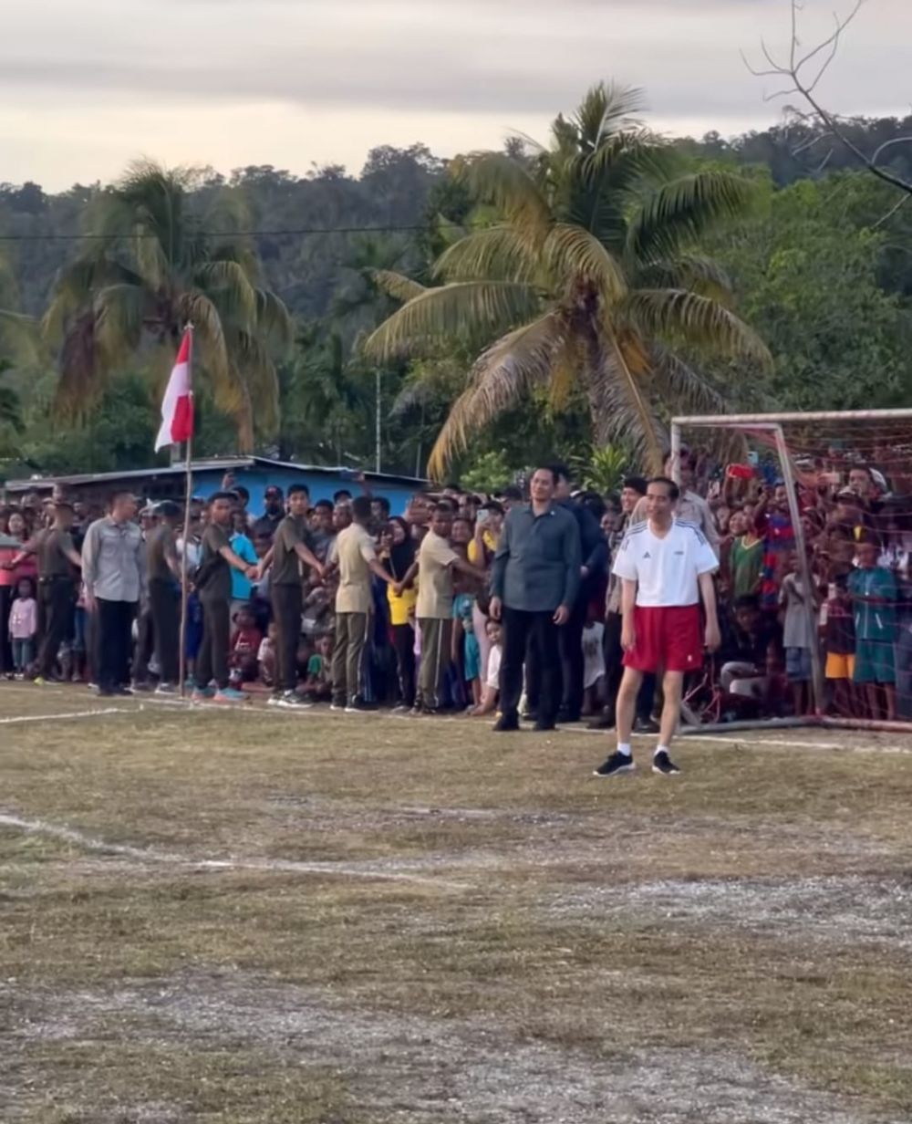 Momen Jokowi jadi kiper lawan anak-anak Papua, kaki mulus sang presiden bikin salah fokus